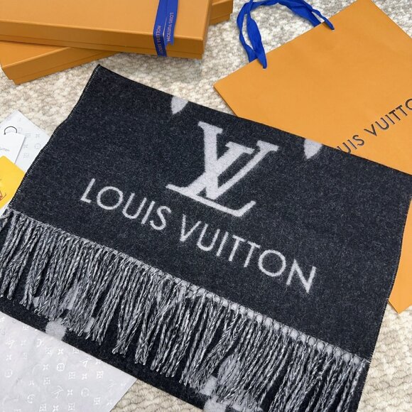 Louis Vuitton wool scarf - Picture 9 of 9